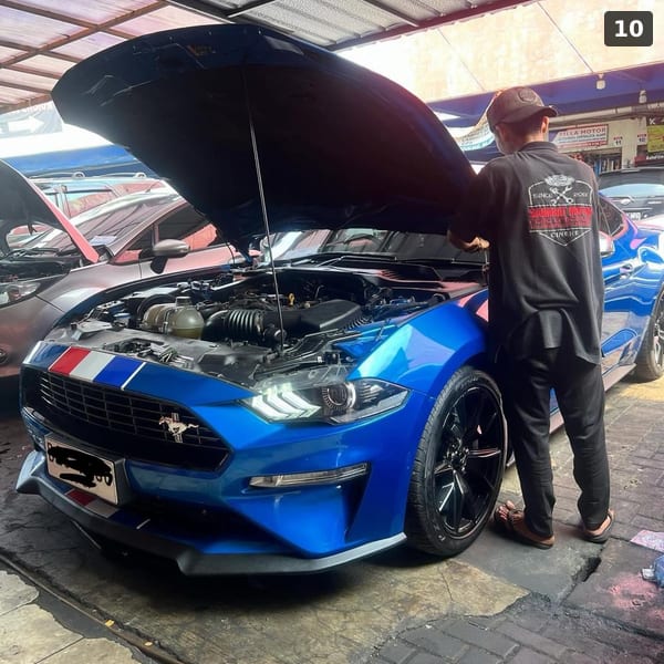 Servis Ford Mustang biru — buka kap untuk diagnosa