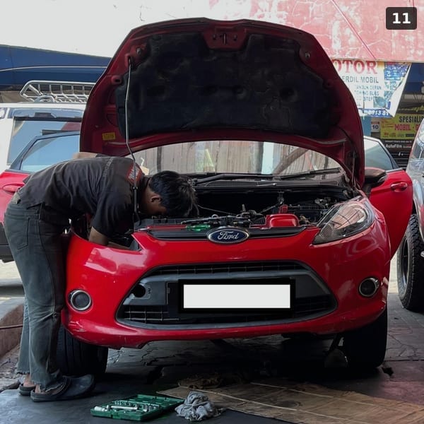 Servis Ford merah — mekanik cek mesin