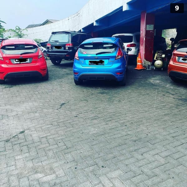 Antrian mobil Ford di workshop — Fiesta, Puma, SUV